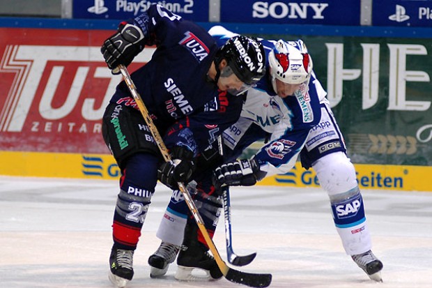 Andy McDonald im Kampf um den Puck