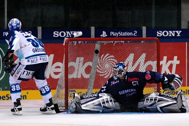Puck im Netz, Greilinger konnte seinen Penalty verwandeln