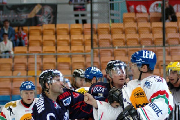 Glen Goodall im Twist mit Royer Remi<br>Fotos: Hockey-Press