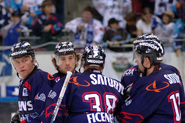 Sutton, Mann und Ast gratulieren zum Hattrick<br>Fotos: Hockey-Press