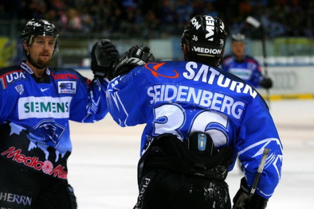 Yannic Seidenberg bejubelt sein Ausgleichstor mit Doug Ast