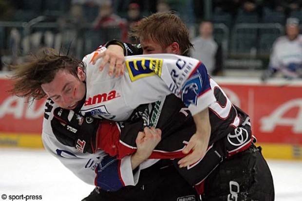 Cut unterm Auge beim Boxkampf Christoph Melischko vs. Moritz Müller