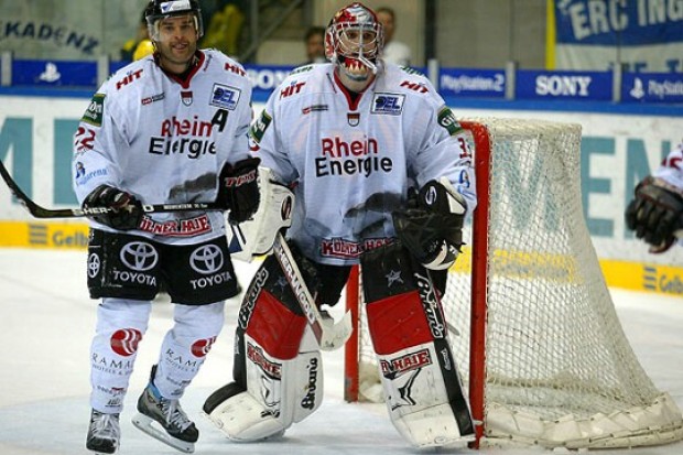 Oliver Jonas mit einer fehlerlosen Leistung im Tor der Haie