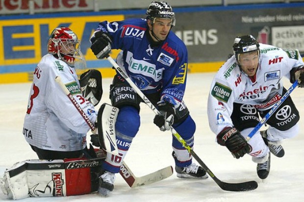 Michael Waginger warteit im Slot auf den Pass