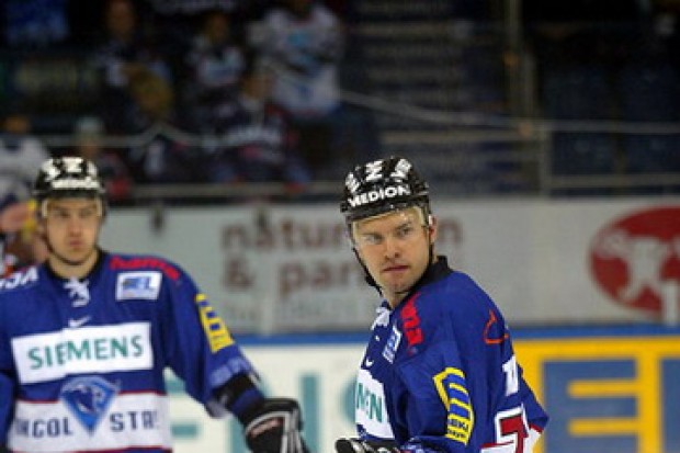 ERC-Stürmer Daniel Tkaczuk besorgte die 1:0-Führung. Am Ende mussten sich die Panther den HAien mit 1:5 geschlagen geben.