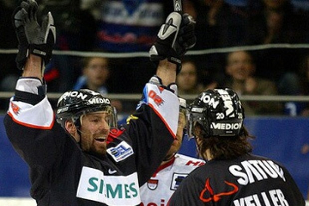 Rob Valicevic und Florian Keller bejubeln den 2:2 Ausgleich
