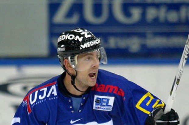Jeff Tory hämmerte die Scheibe zweimal ins Tor der Haie