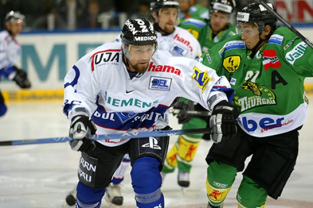 Bissig geht es auch in einem Testspieil zu - Rob Valicevic und Gian-Carlo Hendry