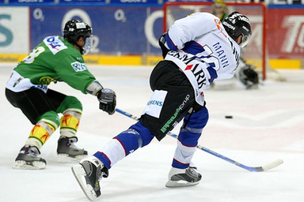 Cameron Mann beim Schuss von der blauen Linie
