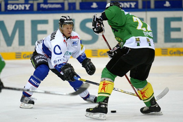Lukas Slavetinsky im Zweikampf mit René Stüssi