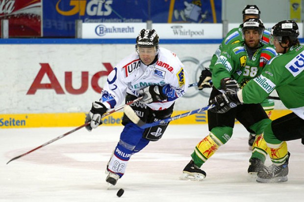 Kapitän Glen Goodall im Kampf um die Scheibe