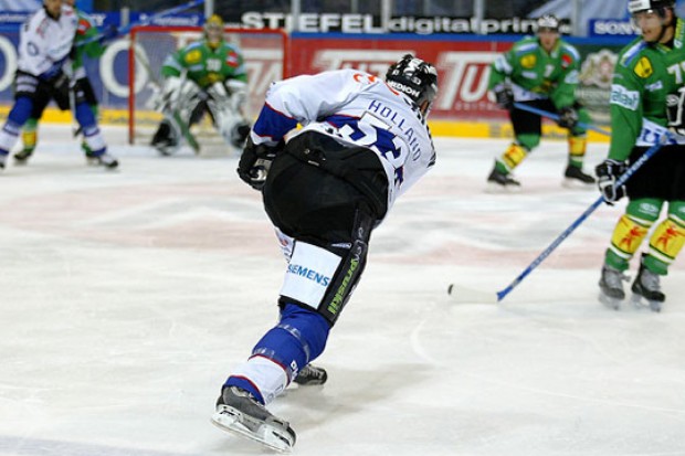 Schuss von der blauen Linie durch Jason Holland