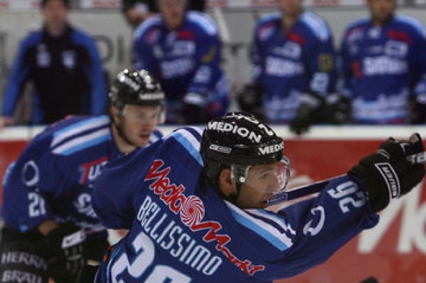 Treffer Nummer 22: Vince Bellissimo traf zum 2:2-Ausgleich. Am Ende mussten sich die Panther nach Penaltyschießen geschlagen geben. Foto: KBUMM