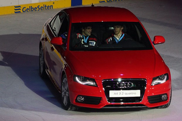 Vor dem Spiel: DTM-Pilot Mattias Ekström und ERC-Kapitän Glen Goodall.