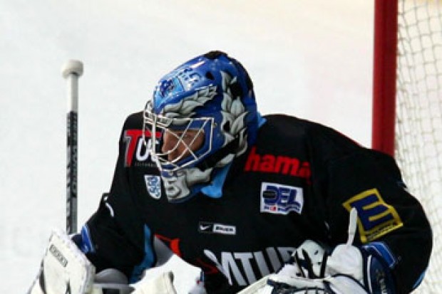 Stand gegen die Haie im Kasten der Panther: Sebastian Vogl.     Foto: kbumm