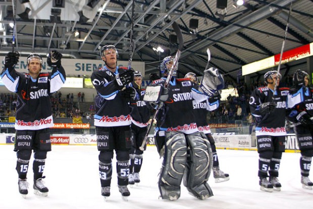 Laola Welle der ERC-Cracks mit den Fans