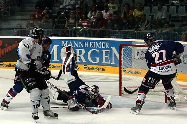 Adam Hauser vereitelt die Torchance von Michael Waginger