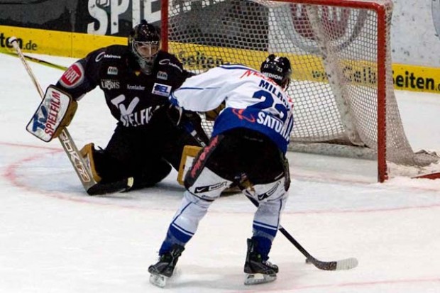 Duncan Milroy erzielt das 1:0. Fotos: Sport-Press