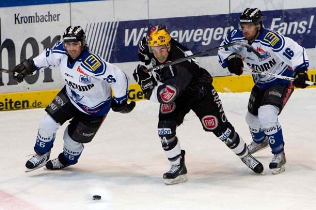 Allan Rourke, Simon Danner und Michael Waginger im Wettlauf um den Puck