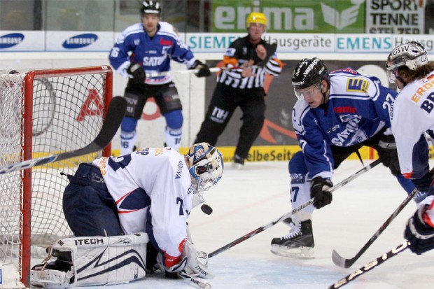 Hier scheitert Matt Keith am starken Eisbären-Goalie Rob Zepp. Foto: kbumm