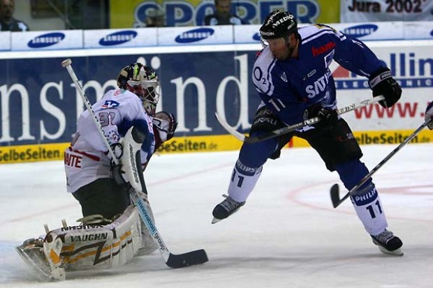 Eric Nickulas vor dem Tor von Fredrick Brathwaite. Fotos: Sport-Press