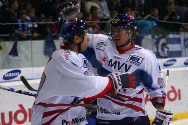 Torjubel zum 3:0, Petermann und Methot. Foto: Sport-Press