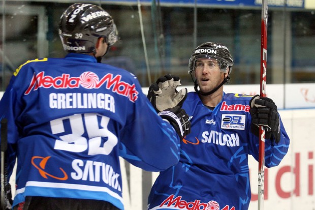 Thomas Greilinger trifft und trifft und trifft ... Tore 100 und 101 in der DEL für den aktuellen Topscorer der Liga. Foto: Stefan Bösl - www.kbumm.de