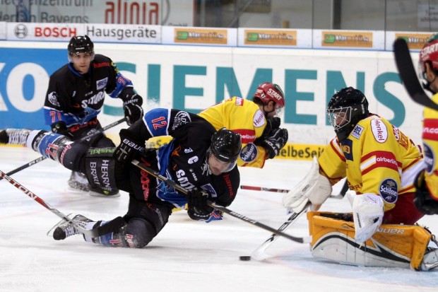 Kapitän Tyler Bouck scheitert am 17-jährigen DEG-Torhüter Mathias Niederberger. Foto: Stefan Bösl - www.kbumm.de