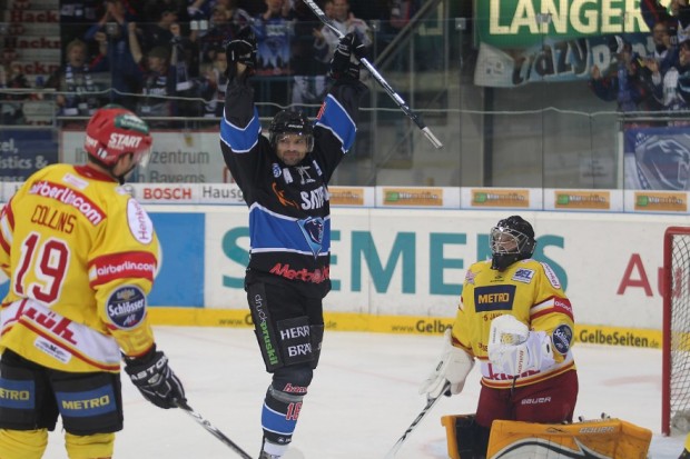 Hier jubelt Michael Waginger über das 1:0. Foto: Stefan Bösl - www.kbumm.de