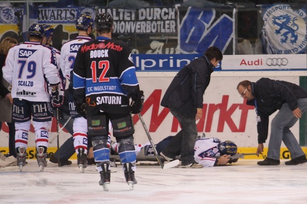 Gute Besserung an Justin Papineau. Foto: Stefan Bösl - www.kbumm.de