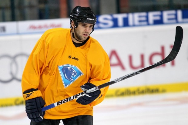 Neuzugang Felix Schütz machte sein erstes Spiel für den ERC und lieferte gleich eine Topleistung ab (1 Assist). Foto: Stefan Bösl - www.kbumm.de