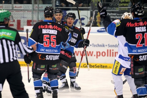 Die Panther bejubeln das 1:0 von Joe Motzko. Foto: Stefan Bösl - www.kbumm.de