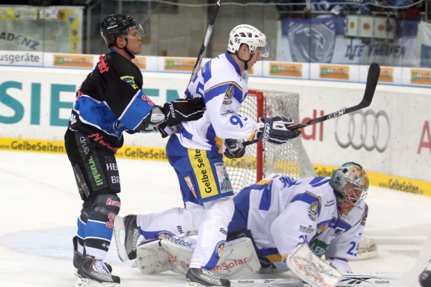 Jakub Ficenec wurde nach dem Spiel für sein 500. DEL Spiel ausgezeichnet. Foto: Stefan Bösl - www.kbumm.de