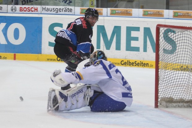 Richard Mueller scheitert an Sebastian Elwing bei einem Break im ersten Drittel. Foto: Stefan Bösl - www.kbumm.de