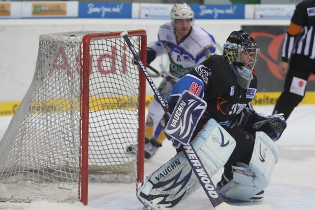 Markus Janka hielt was zu halten warRichard Mueller scheitert an Sebastian Elwing bei einem Break im ersten Drittel. Foto: Stefan Bösl - www.kbumm.de