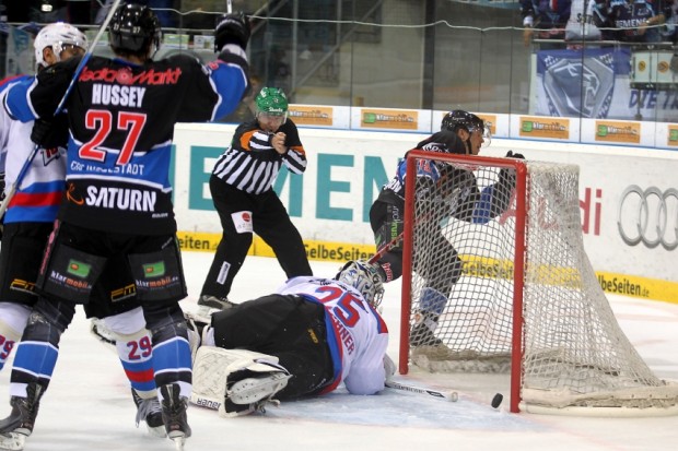 Joe Motzko markiert das 1:0. Foto: Bösl