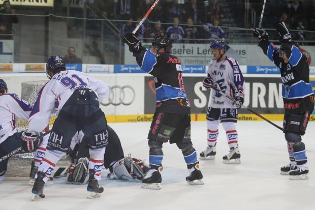 Die Panther holen einen Auswärtssieg in Mannheim. Jakub Ficenec entscheidet das Spiel in den letzten zwei Minuten. Foto: Stefan Bösl - www.kbumm.de