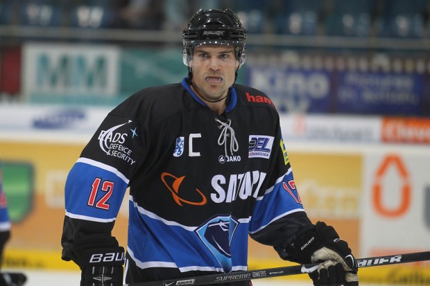 Zwei Tore von Kapitän Tyler Bouck drehten letztlich das Spiel. Foto: Stefan Bösl - www.kbumm.de