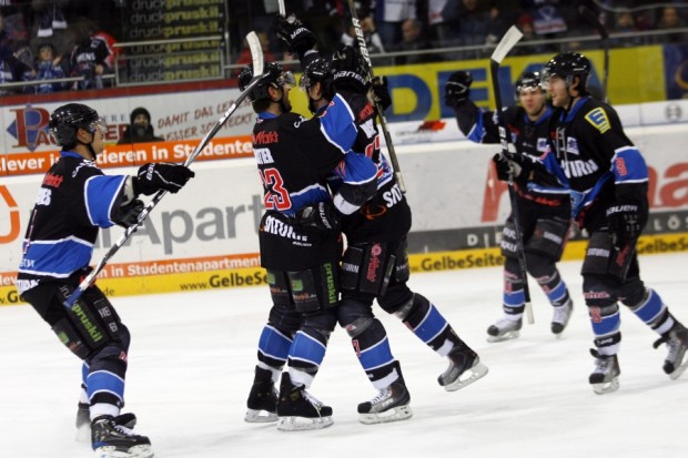 Torjubel beim 1:0 von Matt Hussey. Foto: Adalbert Michalik - www.kbumm.de