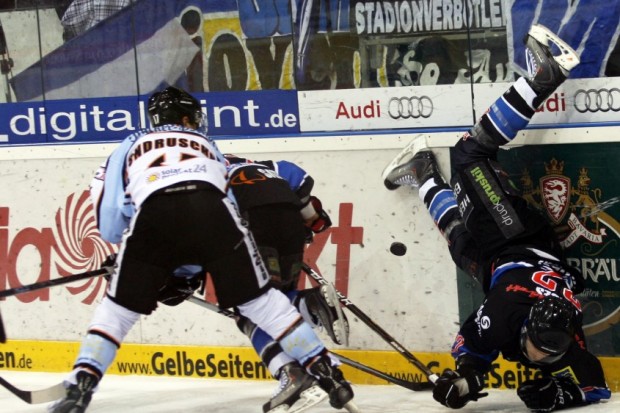 Immer wieder gab es harte Zweikämpfe an der Bande. Foto: Adalbert Michalik - www.kbumm.de