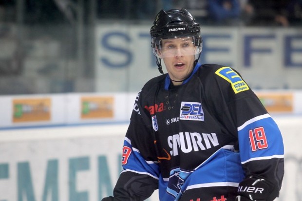 Fiel kurzfristig mit Rückenproblemem auch noch aus: ERC Topscorer Joe Motzko. Foto: Stefan Bösl - www.kbumm.de