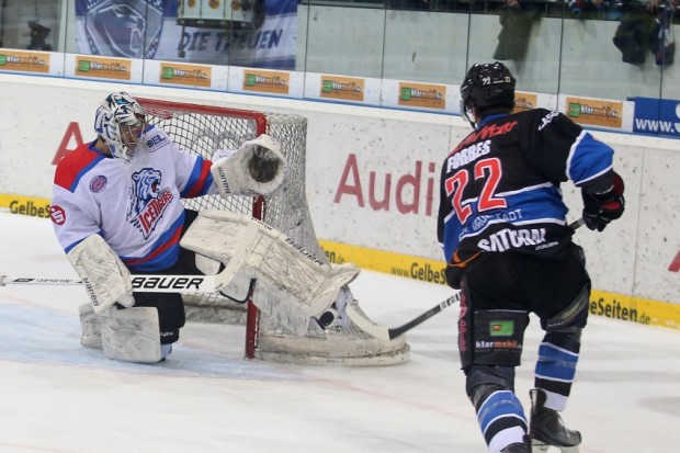 Patrick Ehelechner entschärfte 29 Torschüsse, auch diesen hier von Colin Forbes. Foto: Stefan Bösl - www.kbumm.de