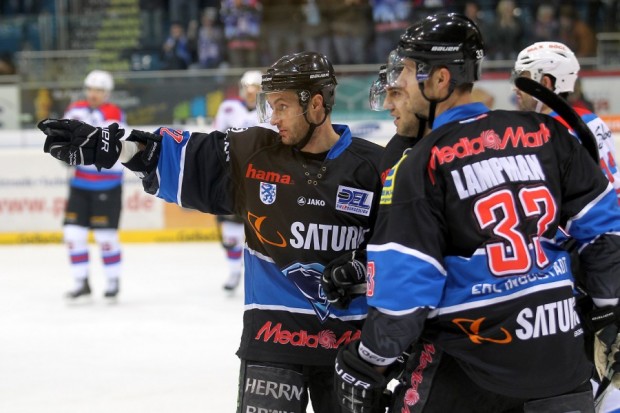 Petr Fical, Bryce Lampman und Felix Schütz bejubeln das 1:1. Foto: Stefan Bösl - www.kbumm.de