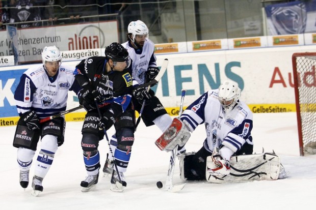 Hier scheitert Wyatt Smith an Daniel Taylor, der insgesamt 40 Schüsse abwehrte. Foto: Adalbert Michalik