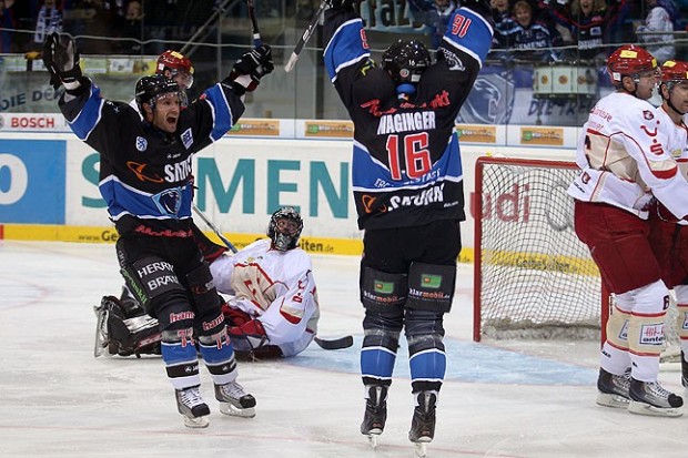 Petr Fical und Torschütze Michael Waginger bejubeln das 1:0 gegen die Scorpions. Foto: Stefan Bösl - www.kbumm.de