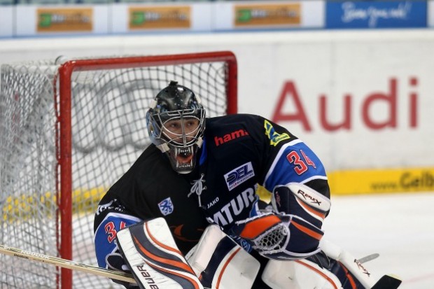Ian Gordon hielt alle Penaltyschüsse der Gastgeber und verhinderte mehrmals den vorzeitigen Ausgleich der Freezers. Foto: Stefan Bösl - www.kbumm.de