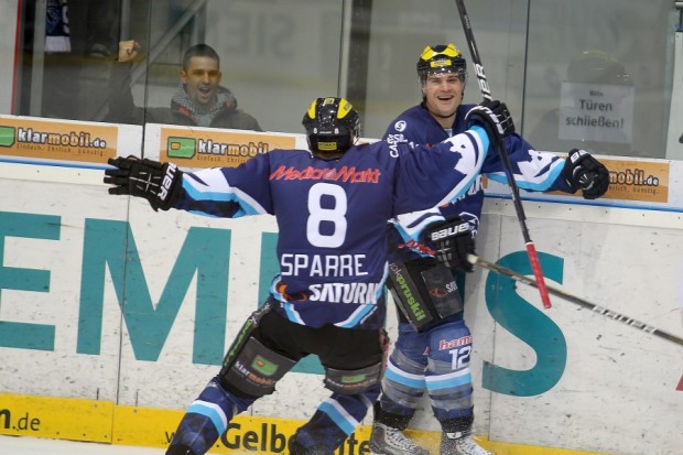 Kris Sparre und Tyler Bouck freuen sich über das 2:0. Foto: Stefan Bösl - www.kbumm.de