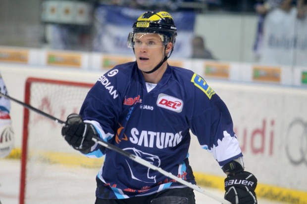 Jakub Ficenec mit dem 1:0 für den ERC bei fünf gegen drei. Foto: Stefan Bösl - www.kbumm.de