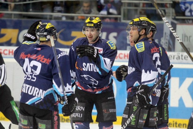 Jubel über das 2:0 von Michel Périard. Foto: Stefan Bösl - www.kbumm.de
