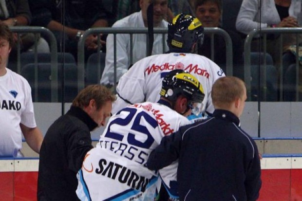 Timmy Pettersson wird verletzt von der Eisfläche geführt - Verdacht auf Innenbandriss. Foto: ISPFD